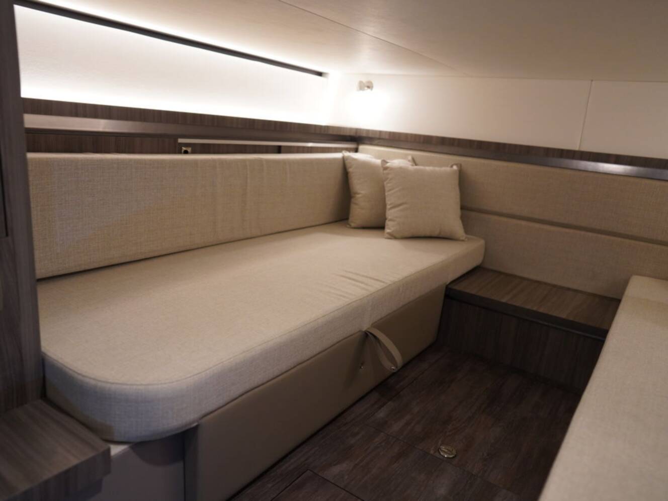 A photo of this 2026 Sea Ray Sundancer 320