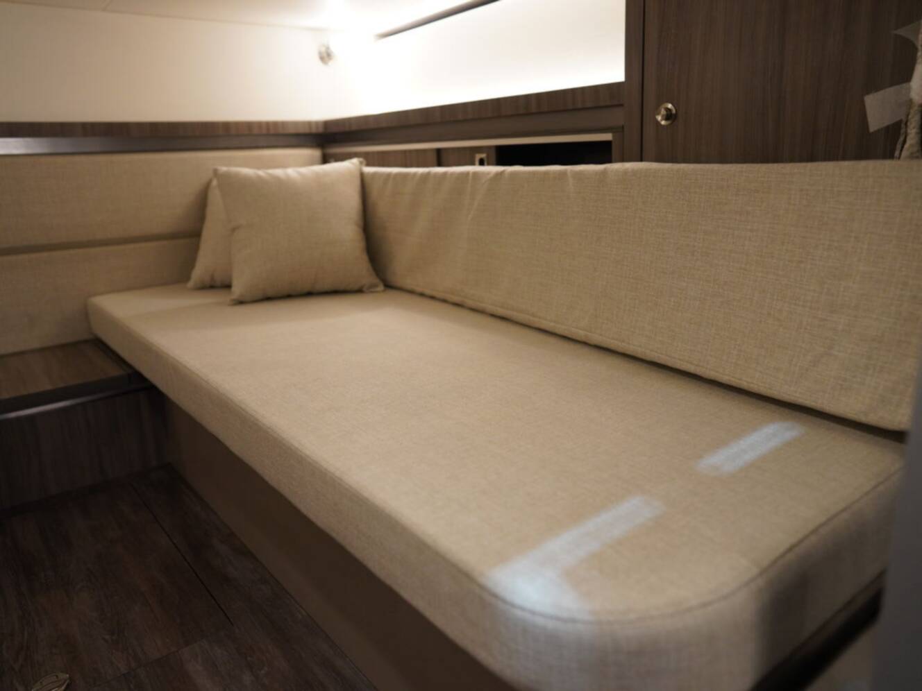 A photo of this 2026 Sea Ray Sundancer 320