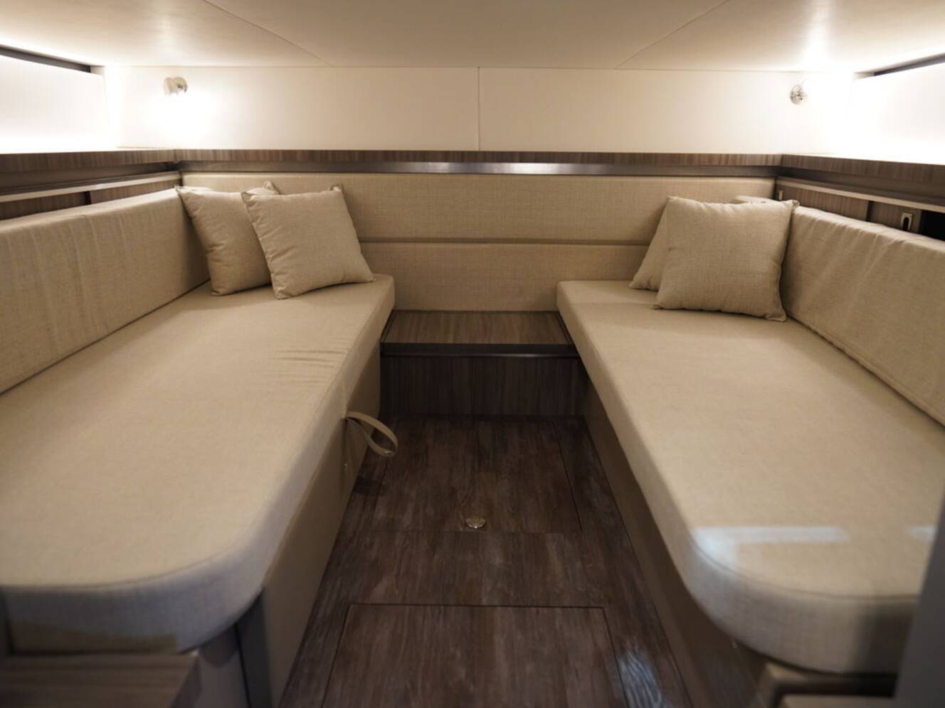 A photo of this 2026 Sea Ray Sundancer 320