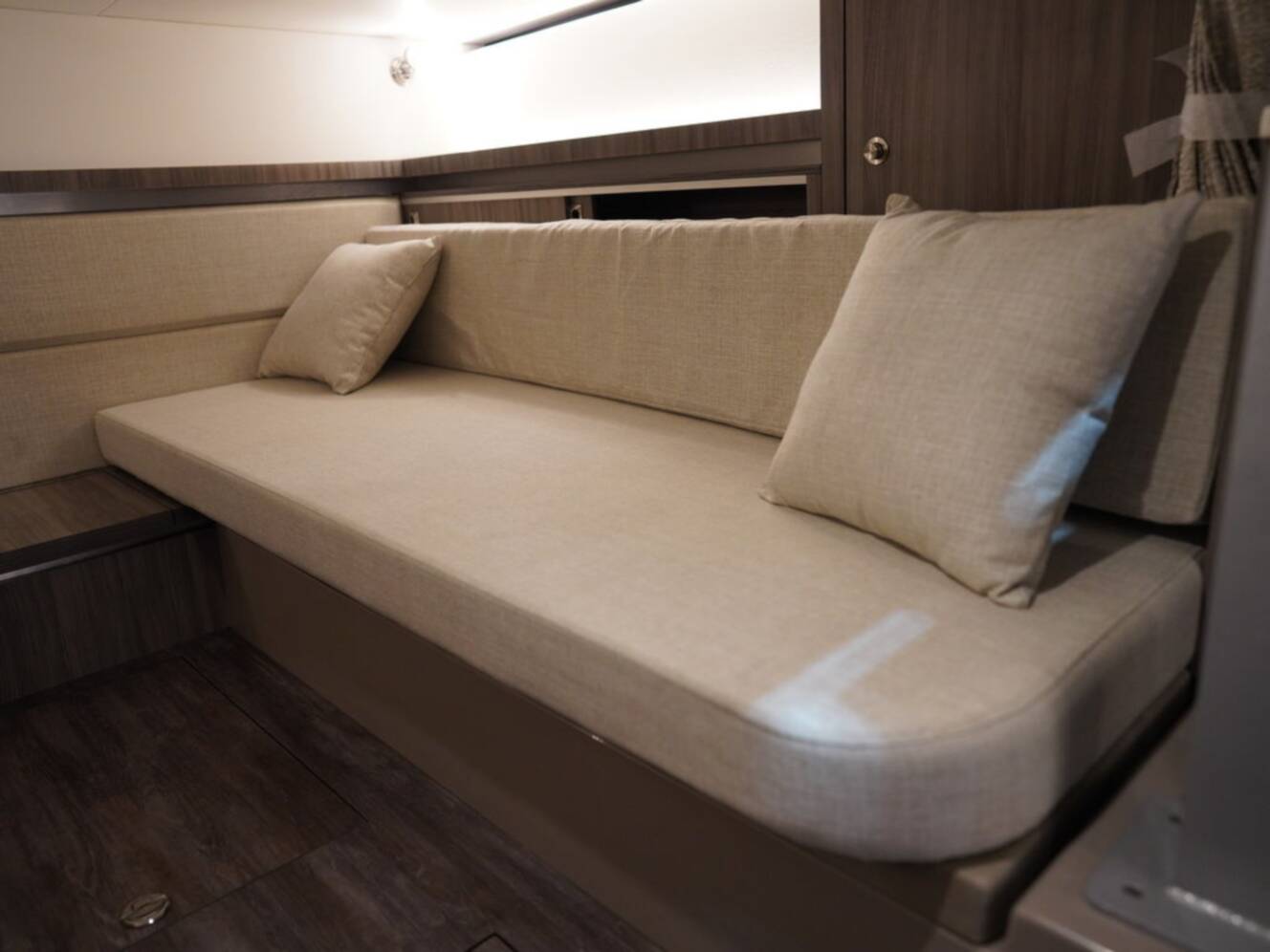 A photo of this 2026 Sea Ray Sundancer 320
