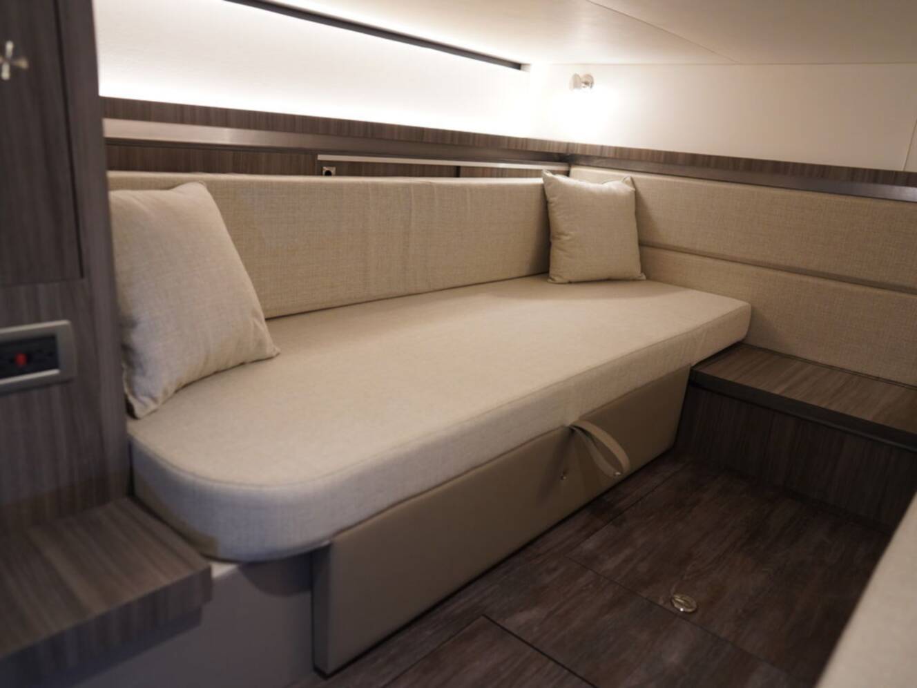 A photo of this 2026 Sea Ray Sundancer 320