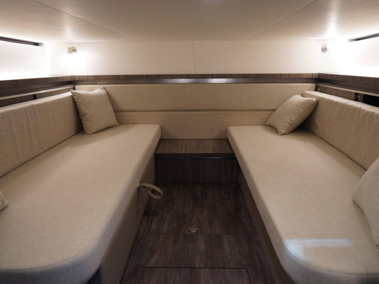 A photo of this 2026 Sea Ray Sundancer 320