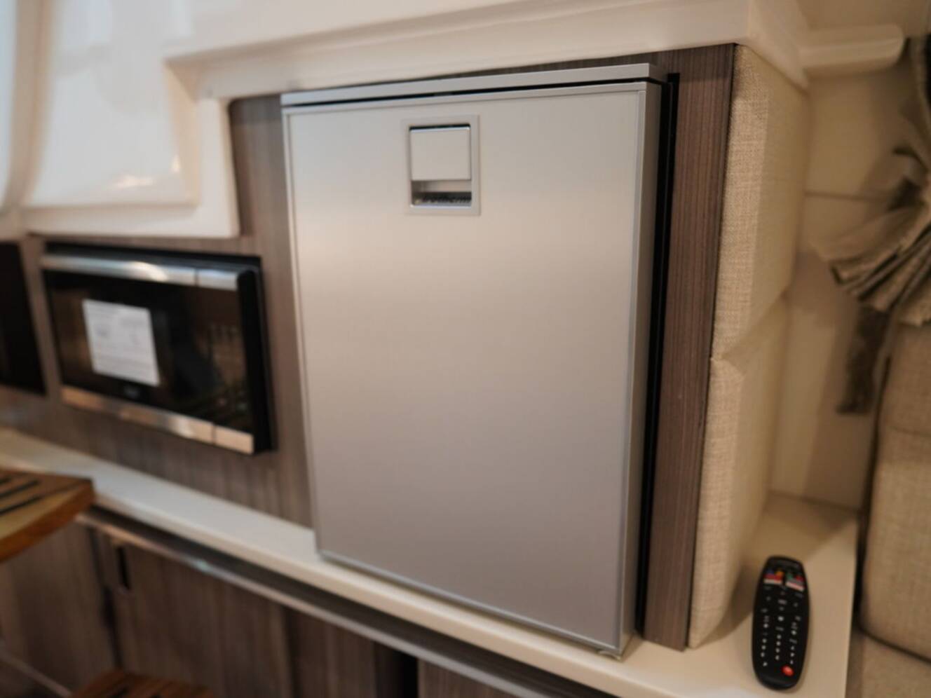 A photo of this 2026 Sea Ray Sundancer 320