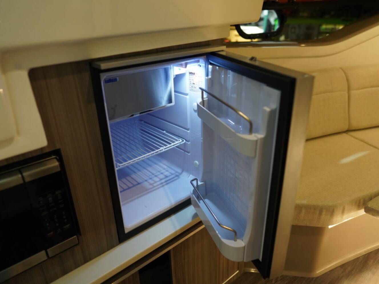 A photo of this 2026 Sea Ray Sundancer 320