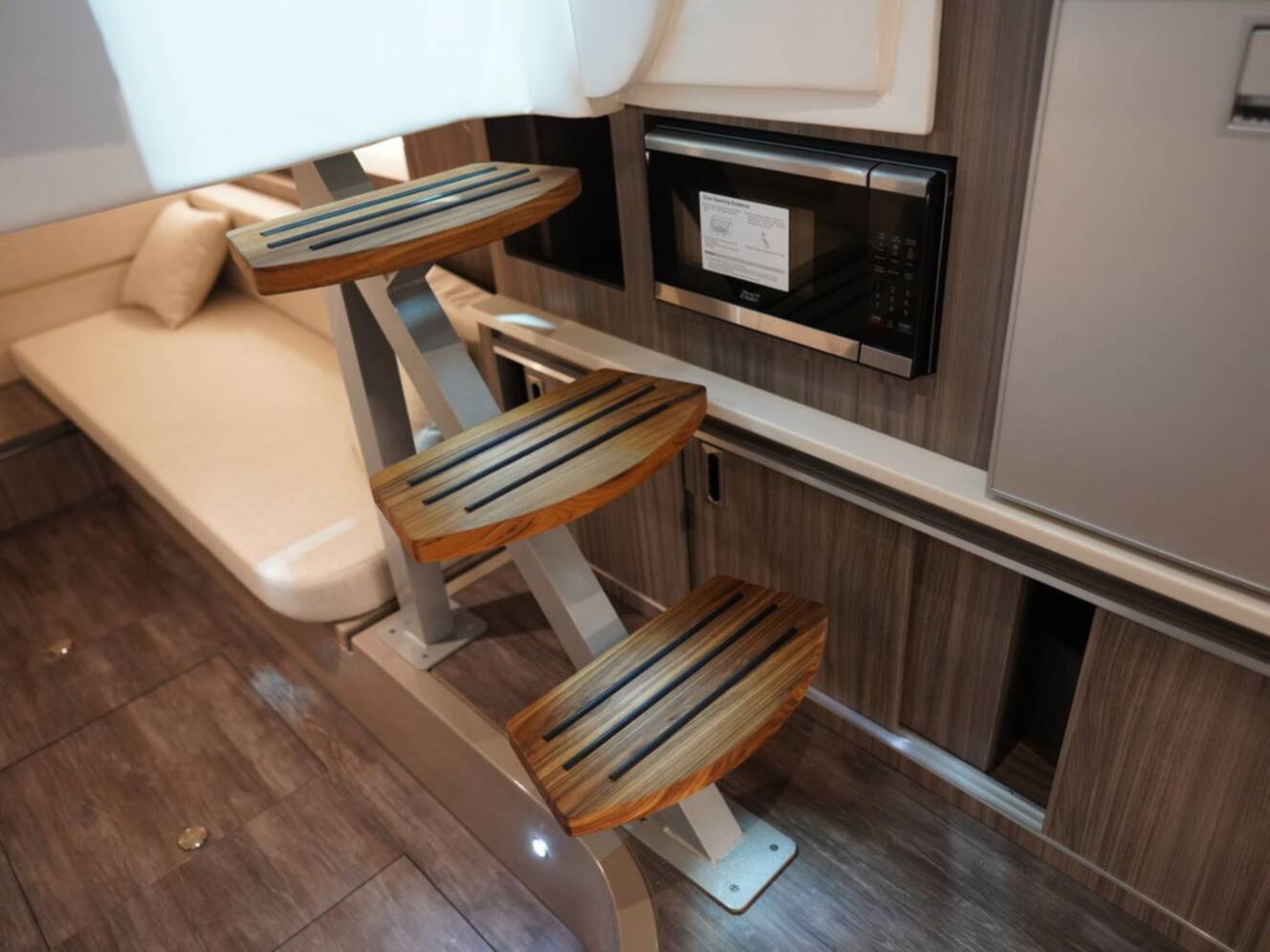 A photo of this 2026 Sea Ray Sundancer 320