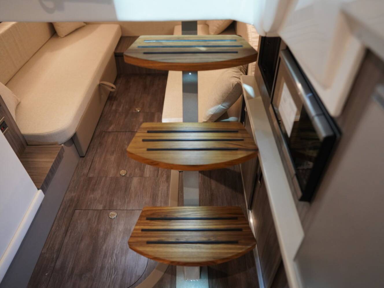 A photo of this 2026 Sea Ray Sundancer 320