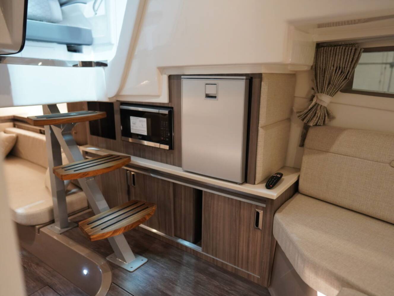 A photo of this 2026 Sea Ray Sundancer 320