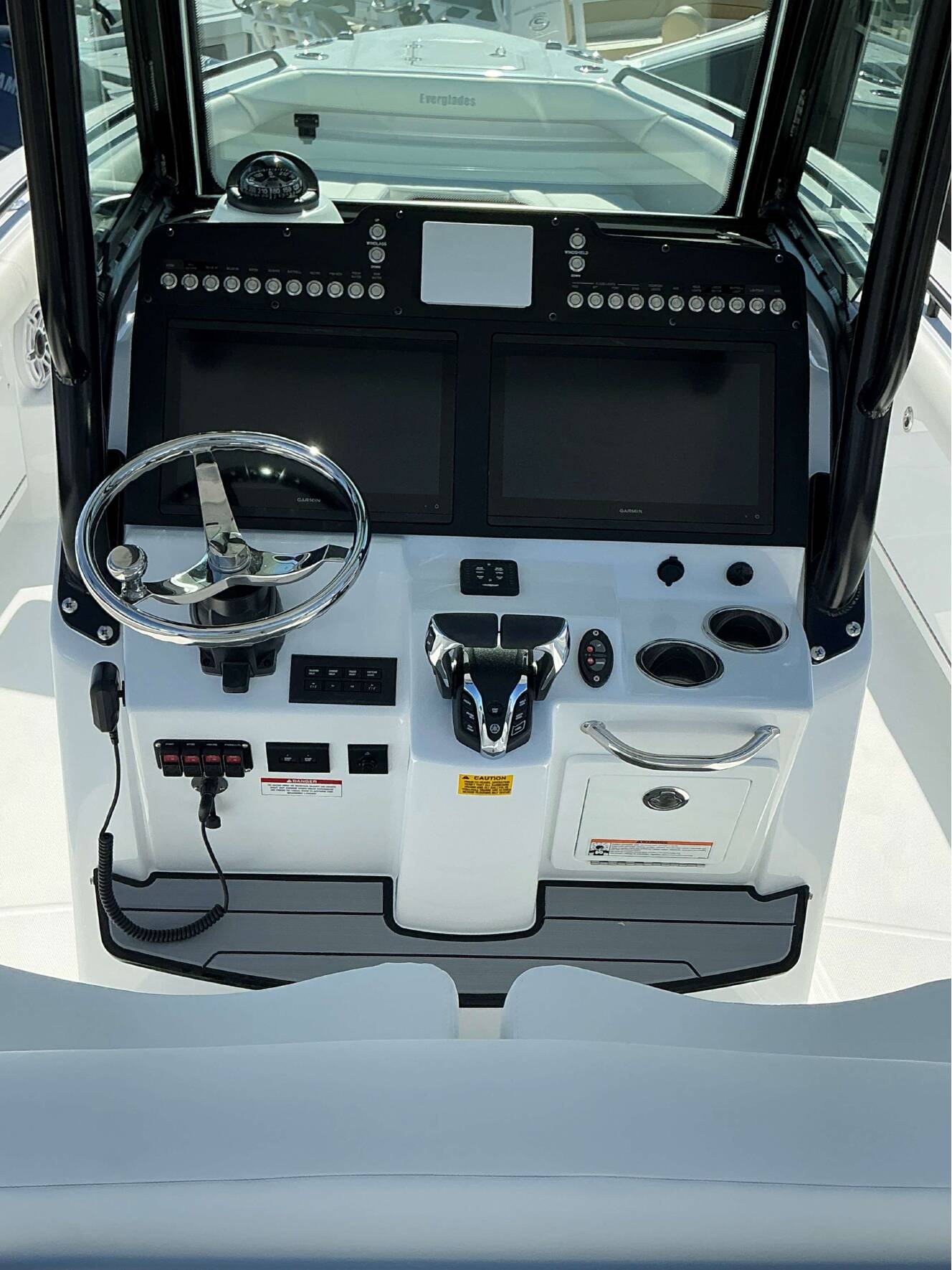 A photo of this 2025 Everglades 273 CC