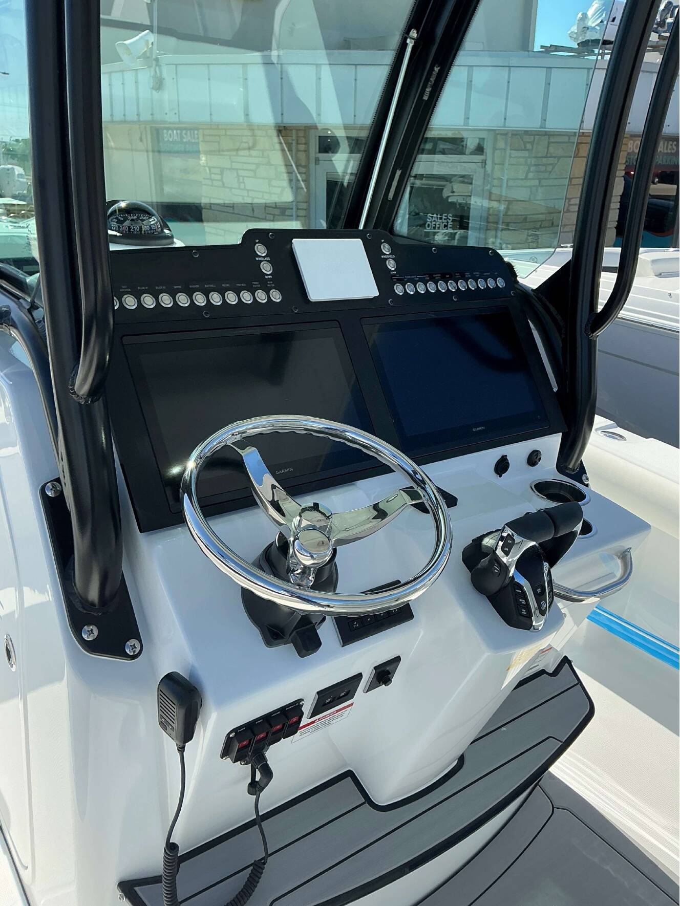 A photo of this 2025 Everglades 273 CC