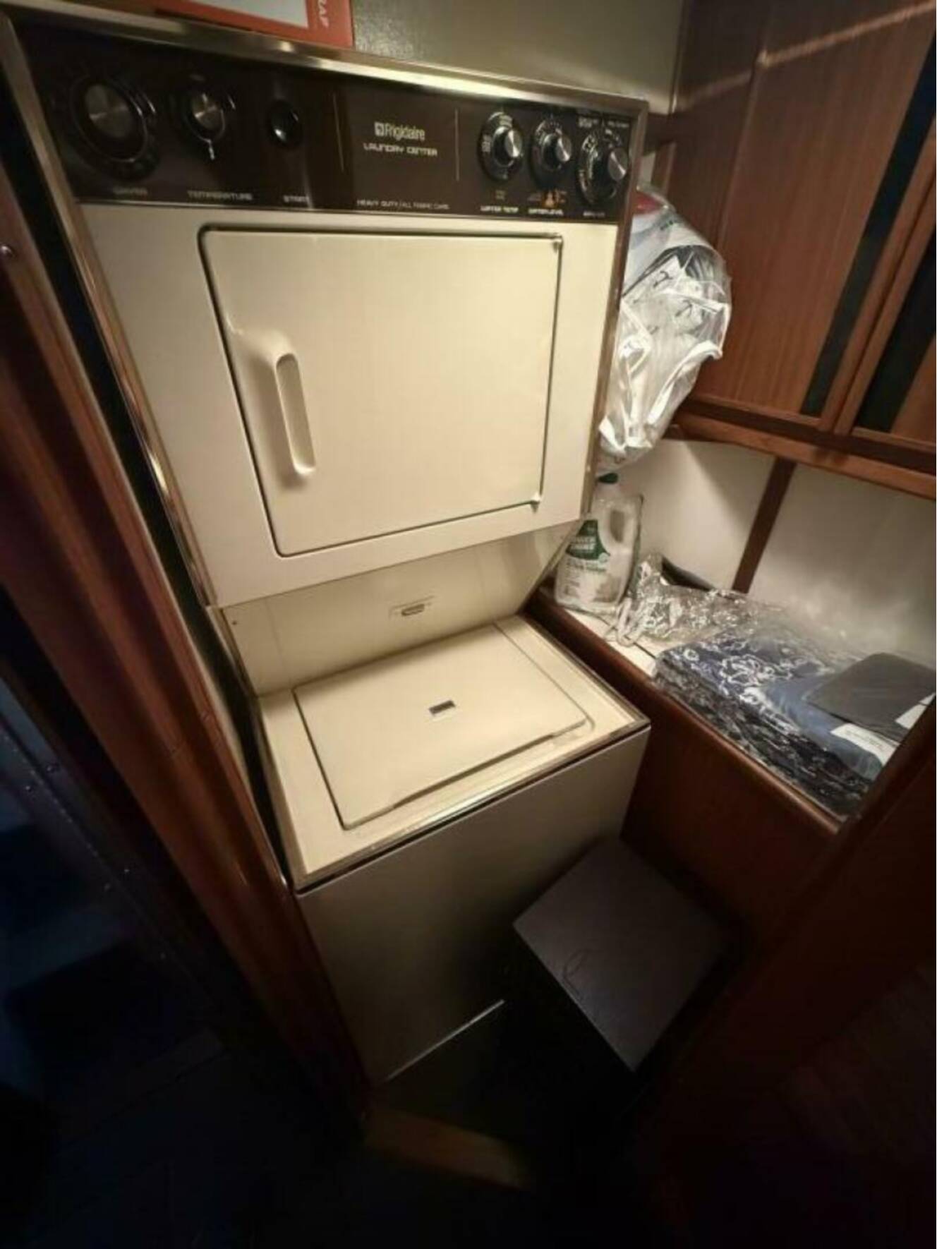 A photo of this 1988 Sea Ray 415