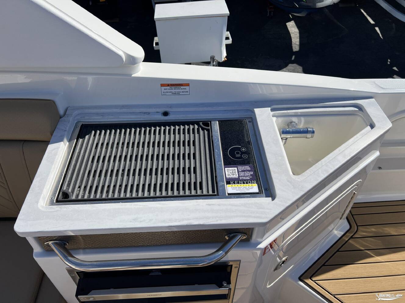 A photo of this 2026 Sea Ray SDX 290