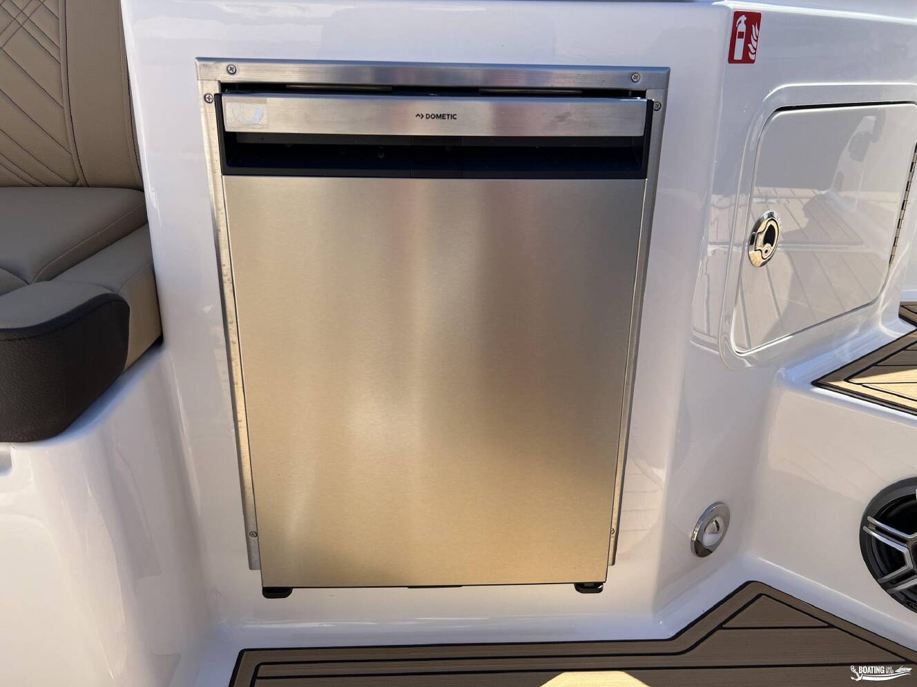 A photo of this 2026 Sea Ray SDX 290
