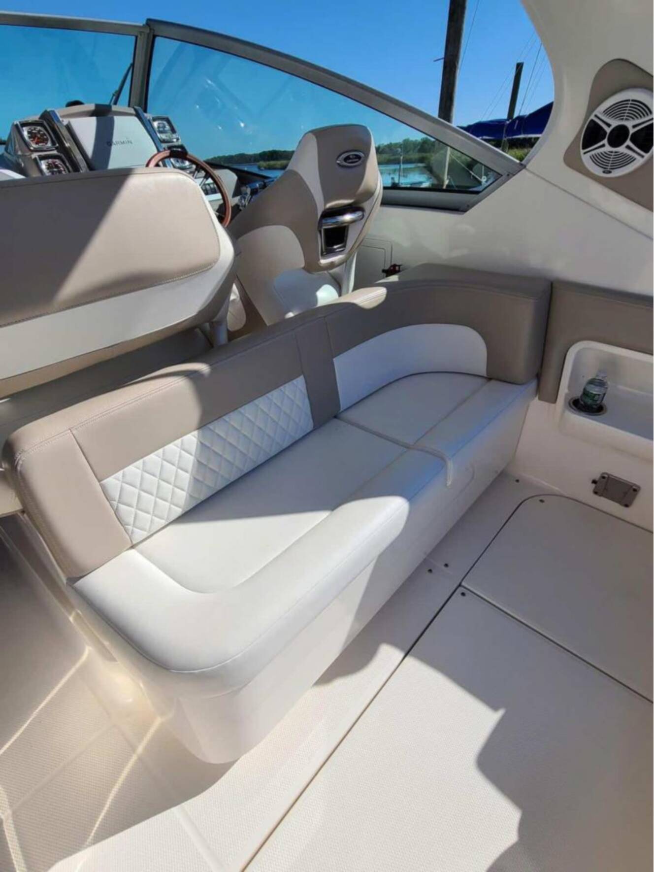 A photo of this 2010 Chaparral 310 Signature