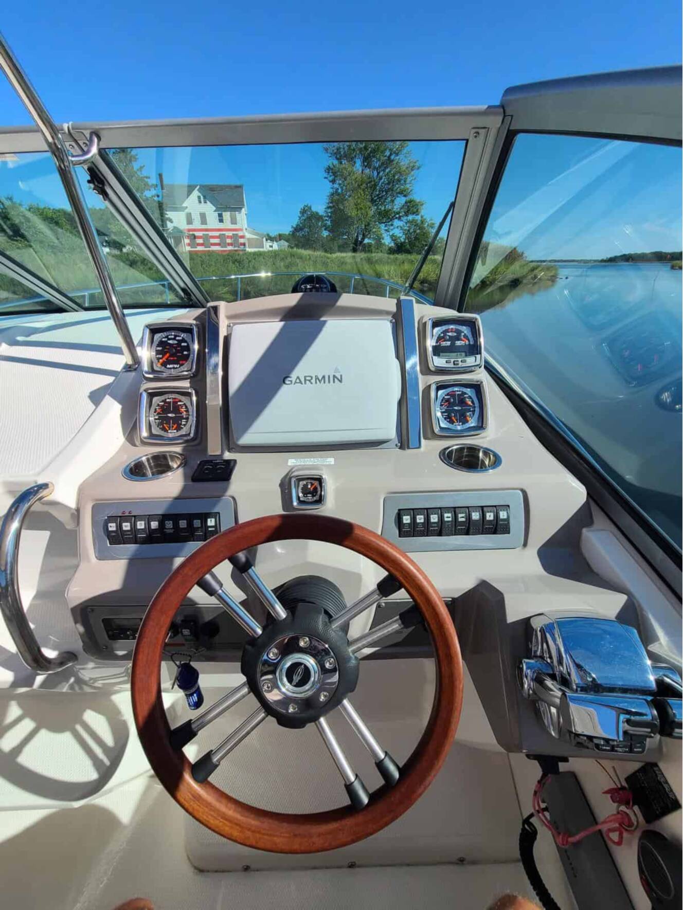 A photo of this 2010 Chaparral 310 Signature