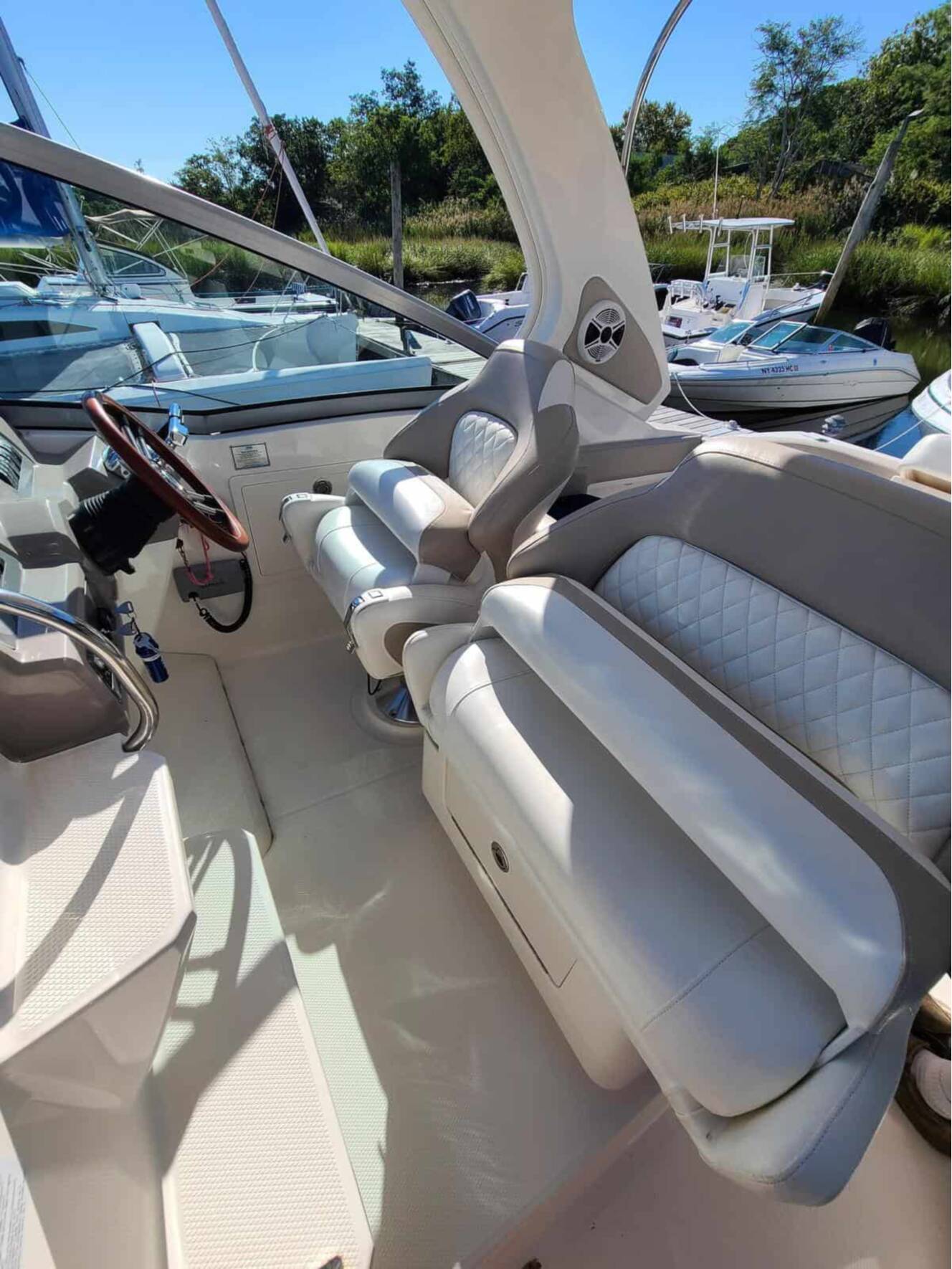 A photo of this 2010 Chaparral 310 Signature