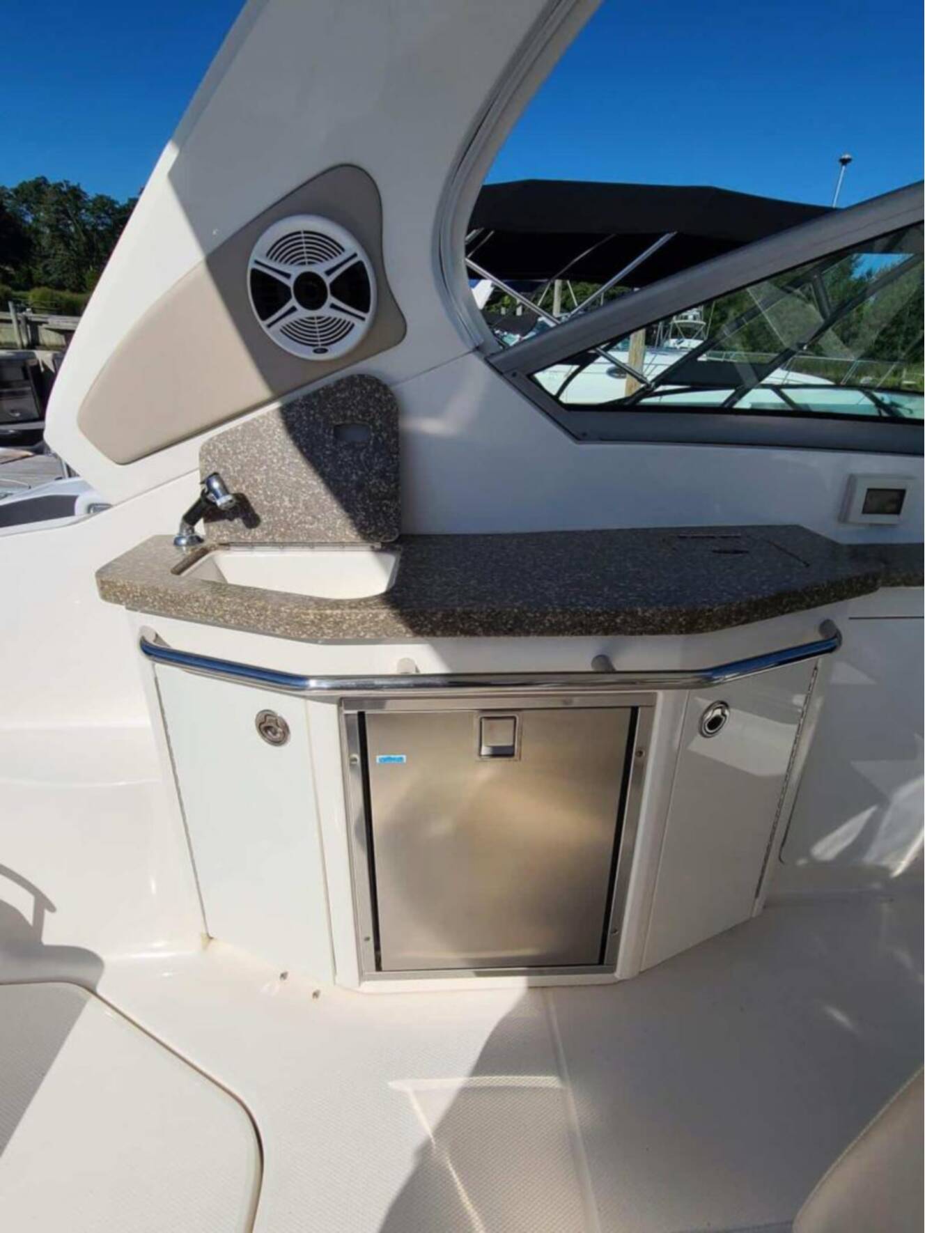A photo of this 2010 Chaparral 310 Signature