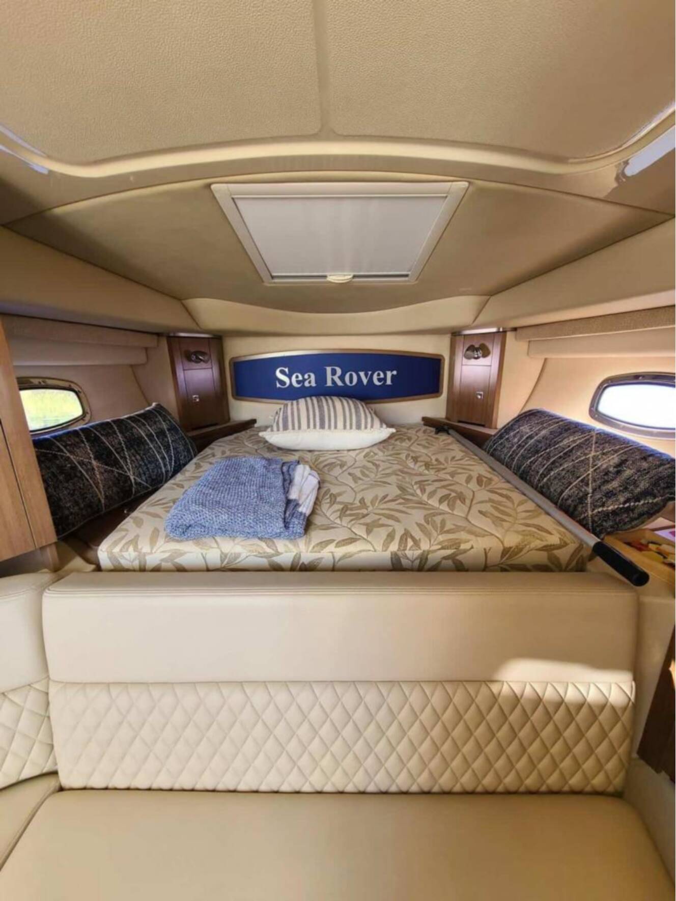A photo of this 2010 Chaparral 310 Signature
