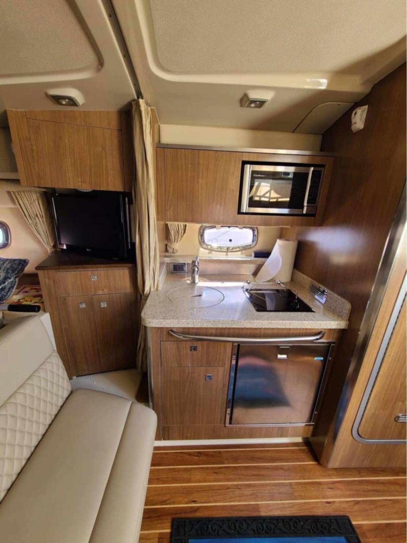 A photo of this 2010 Chaparral 310 Signature