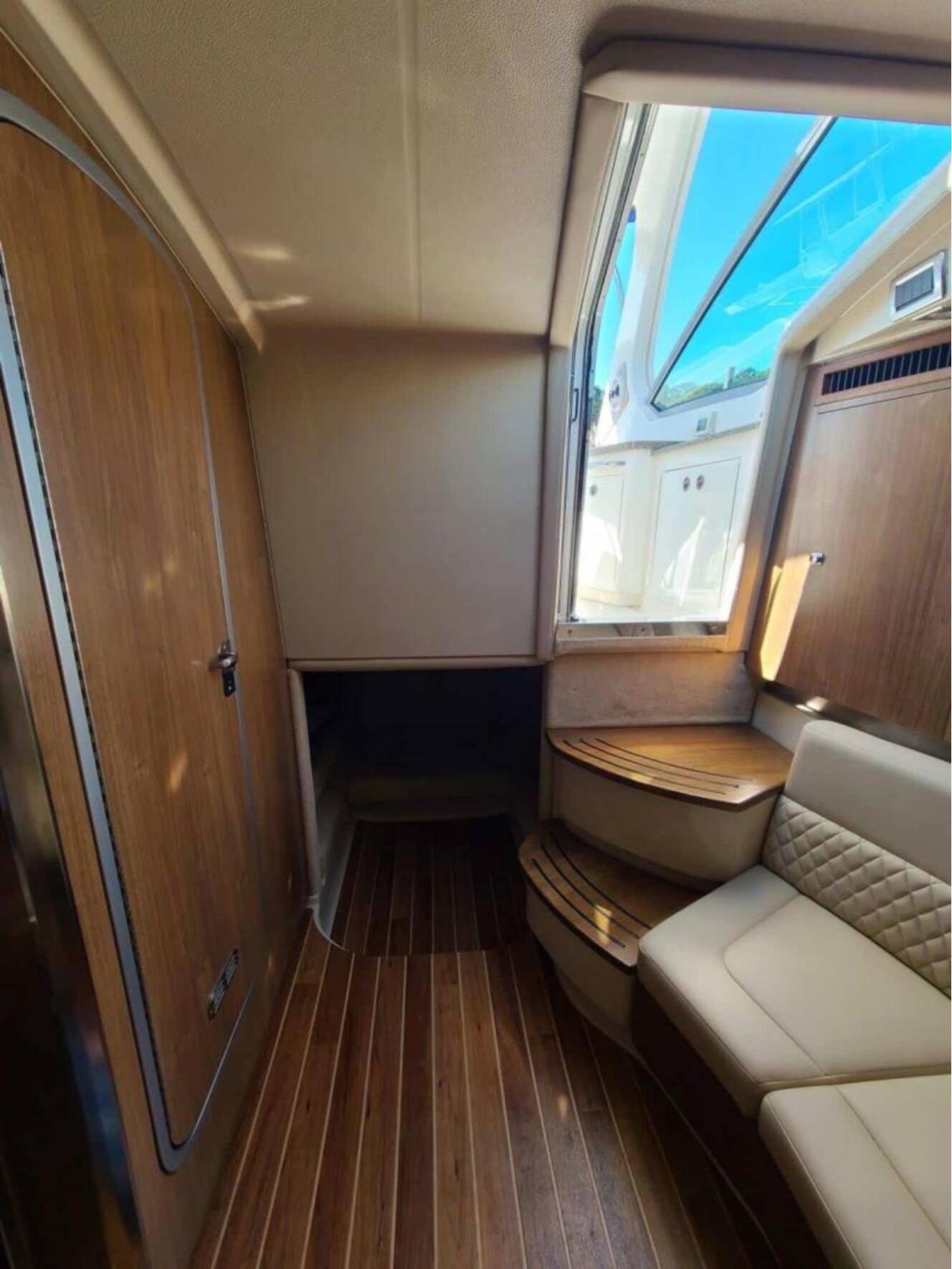 A photo of this 2010 Chaparral 310 Signature