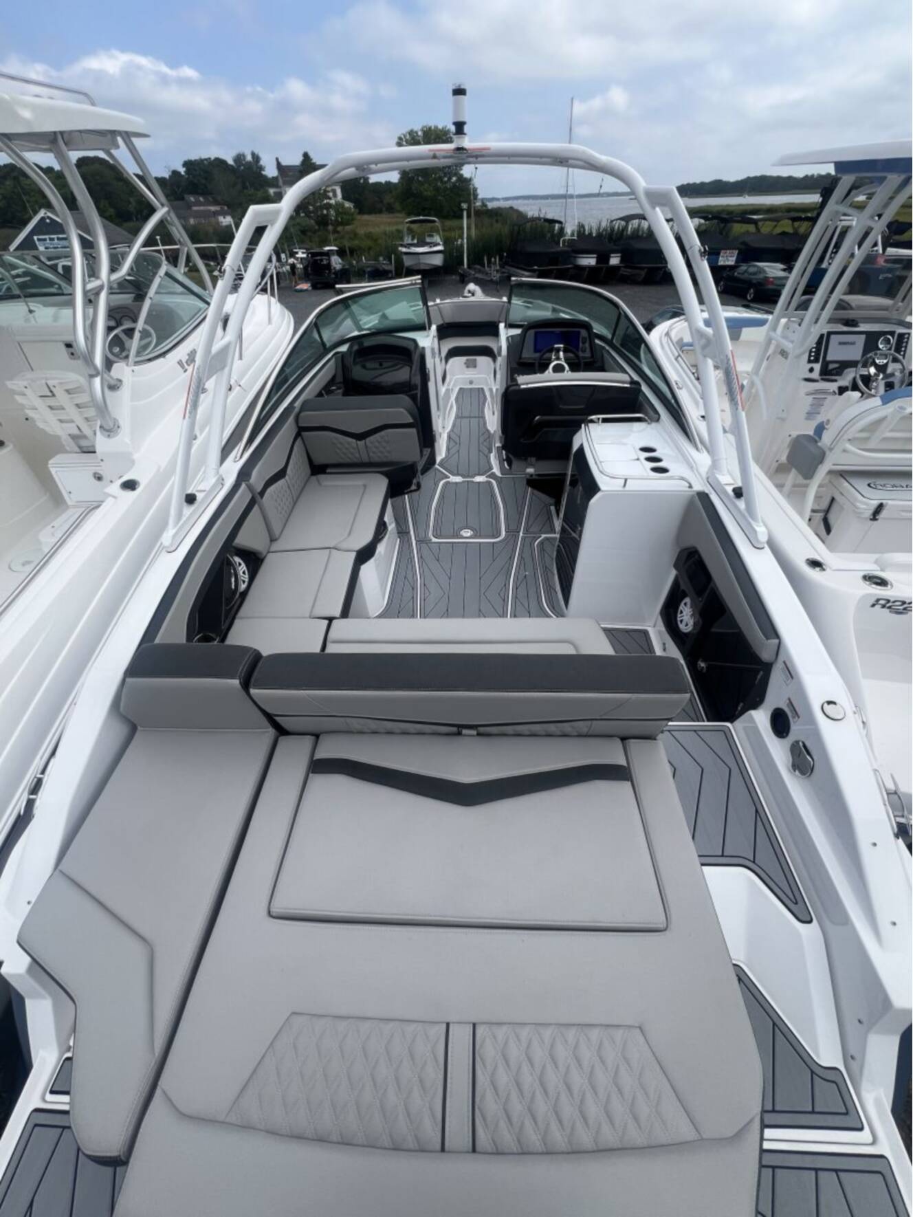 A photo of this 2025 Monterey 275SS
