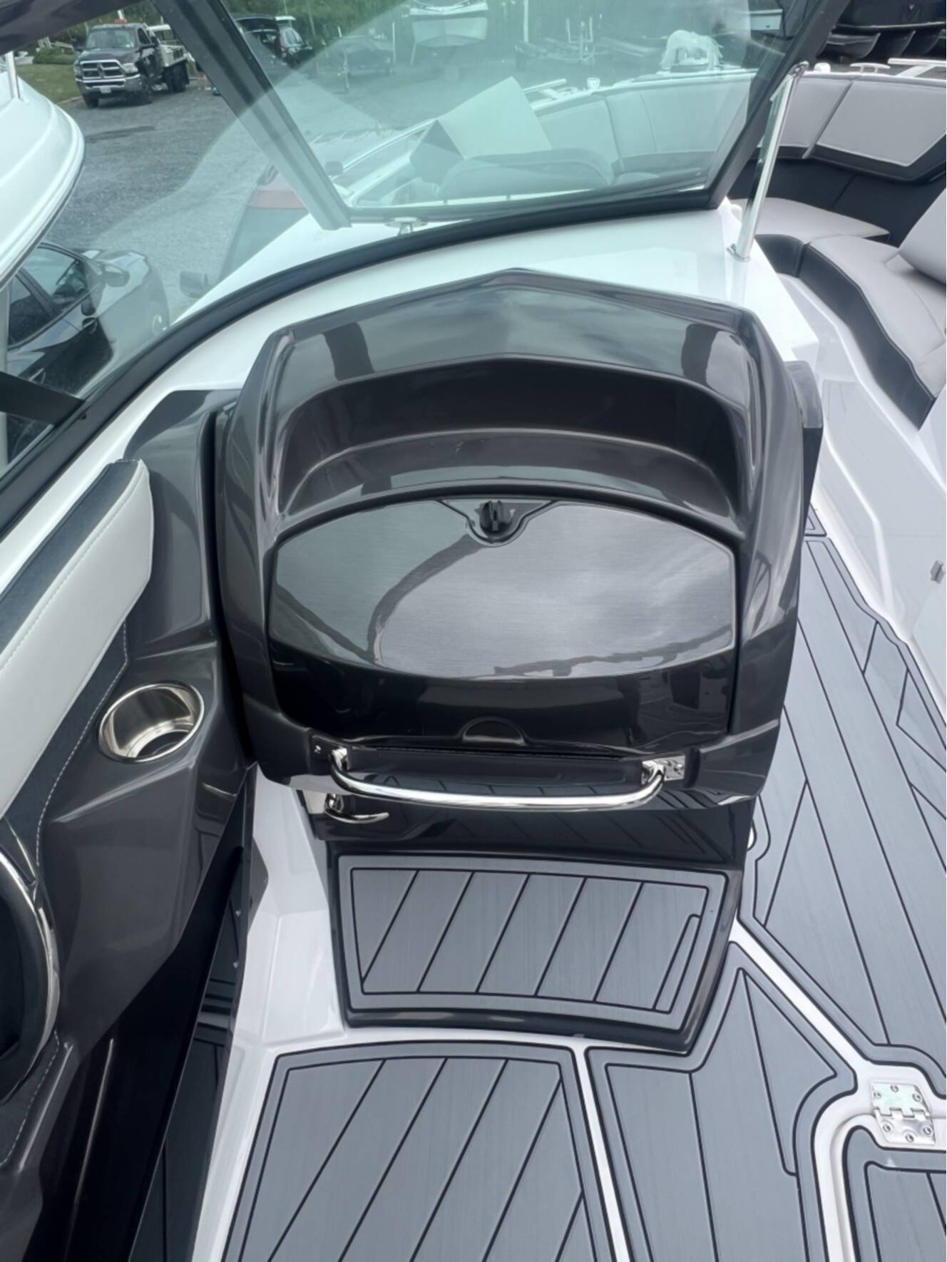 A photo of this 2025 Monterey 275SS