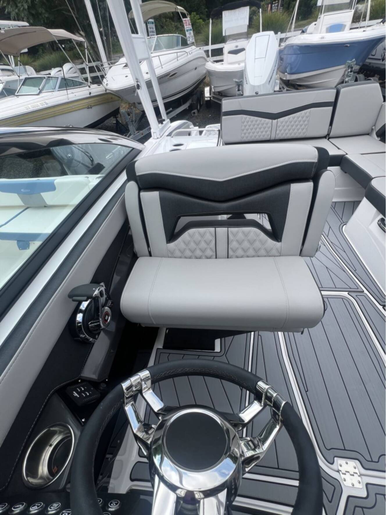 A photo of this 2025 Monterey 275SS