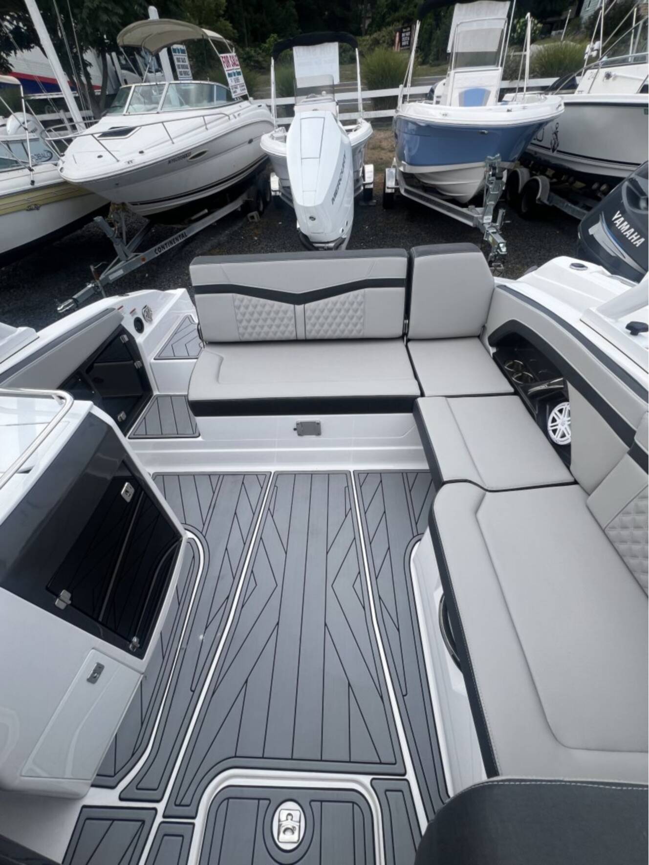 A photo of this 2025 Monterey 275SS