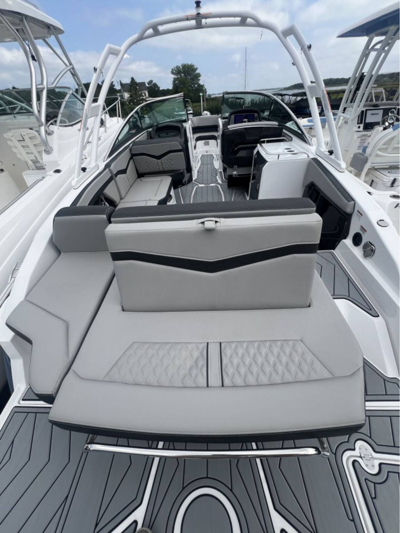 A photo of this 2025 Monterey 275SS