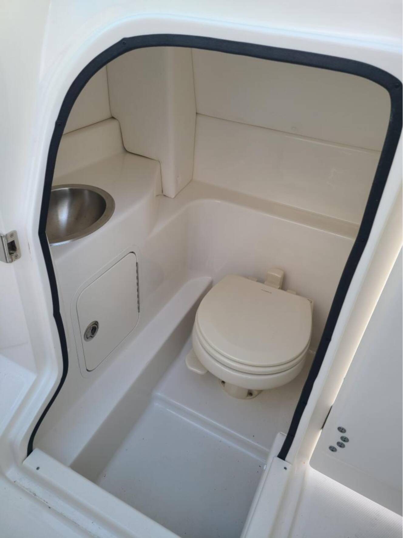A photo of this 2013 Sea Ray 270SLX