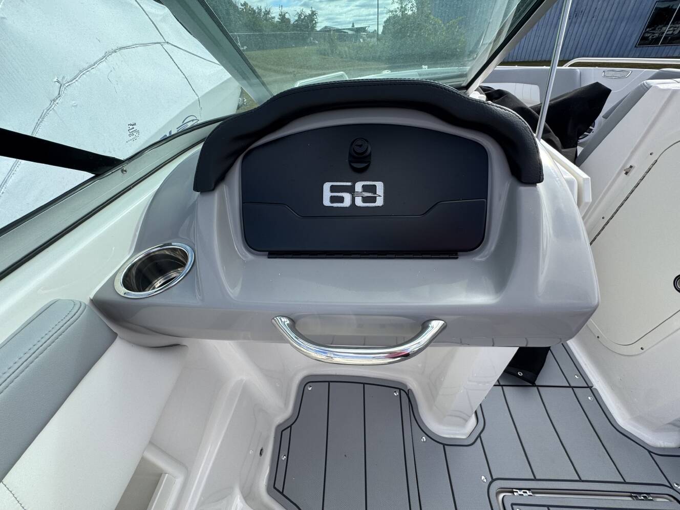 A photo of this 2025 Chaparral 23 SSi