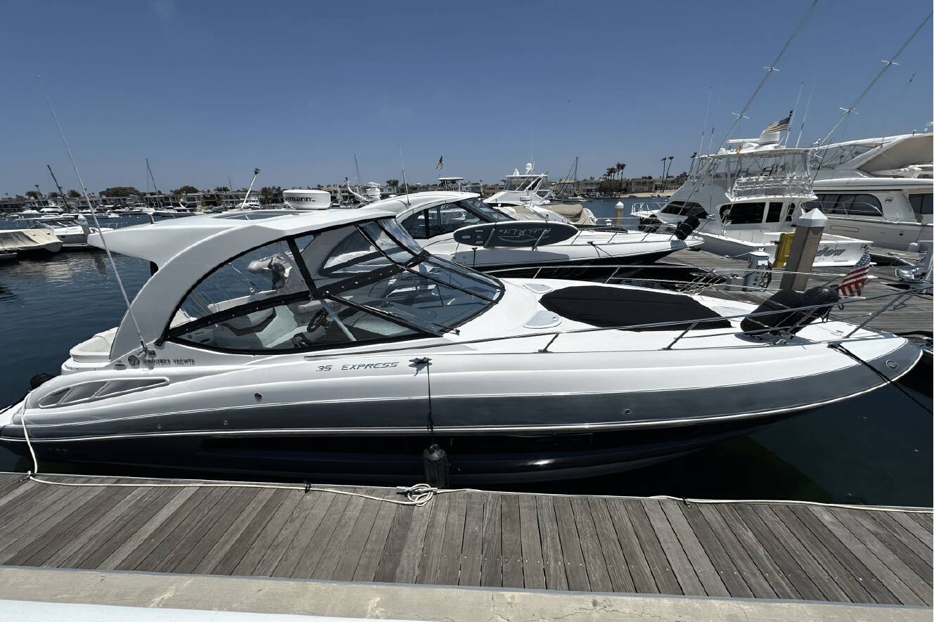 A photo of this 2017 Cruisers Yachts 35 EXPRESS