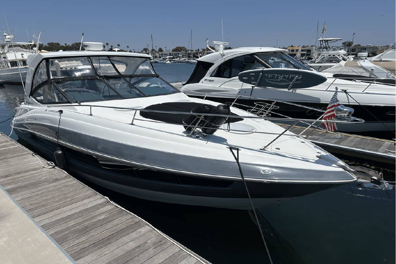 A photo of this 2017 Cruisers Yachts 35 EXPRESS