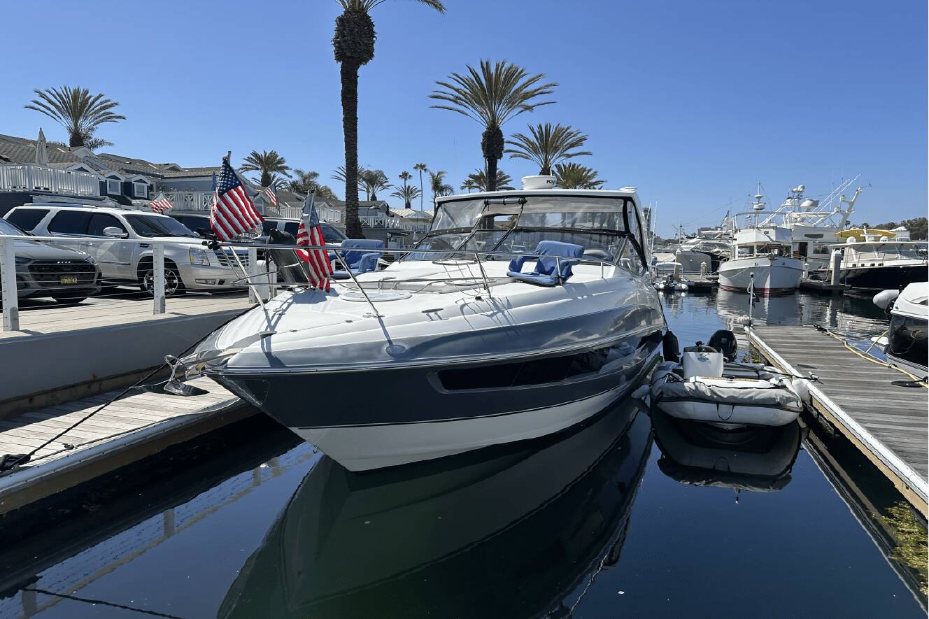 A photo of this 2017 Cruisers Yachts 35 EXPRESS