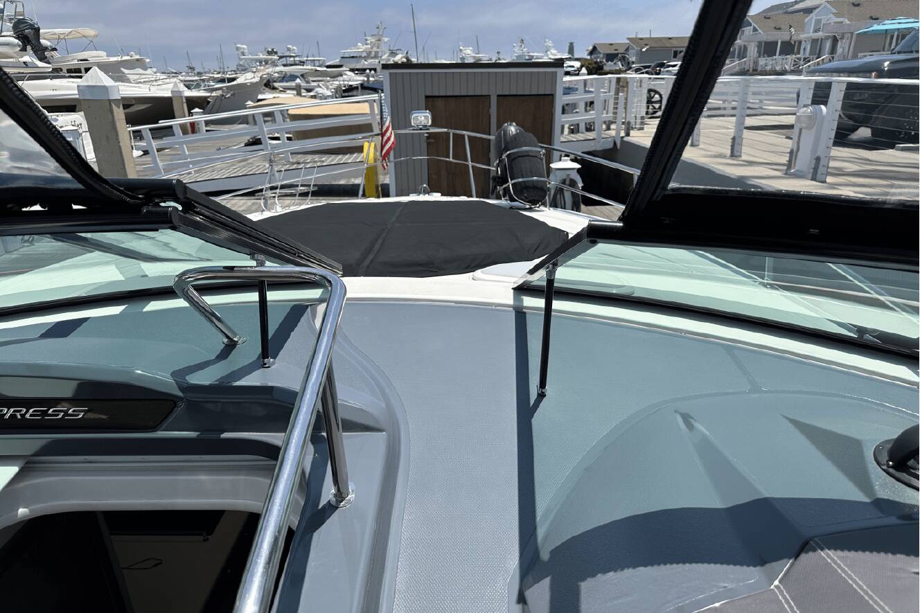 A photo of this 2017 Cruisers Yachts 35 EXPRESS