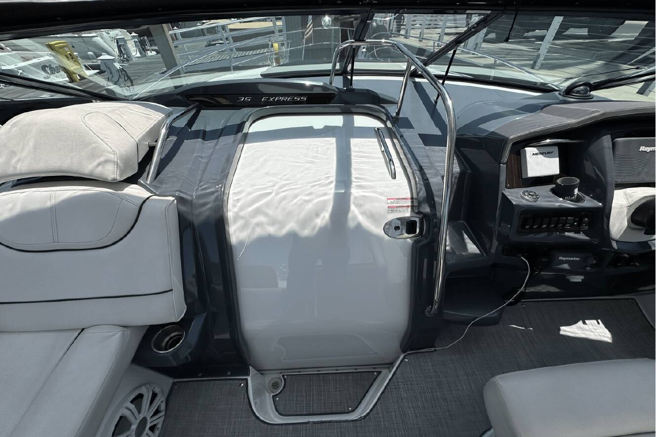 A photo of this 2017 Cruisers Yachts 35 EXPRESS