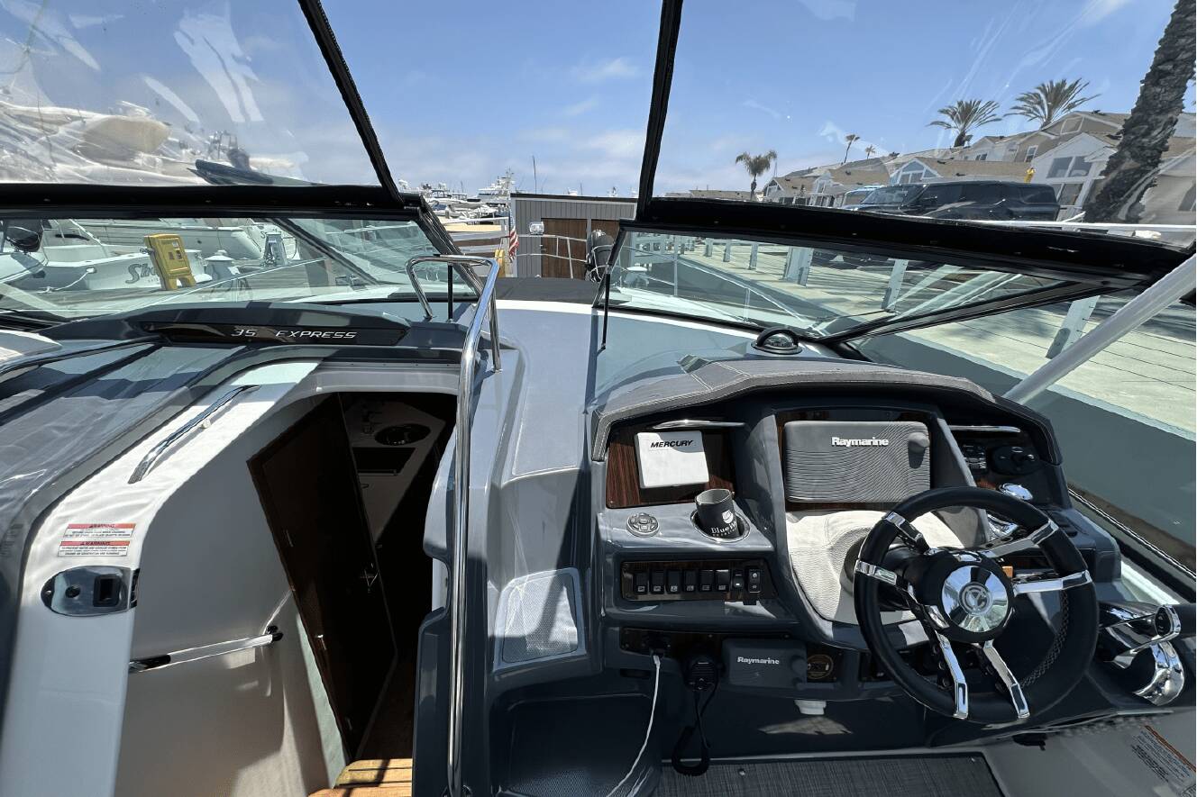 A photo of this 2017 Cruisers Yachts 35 EXPRESS