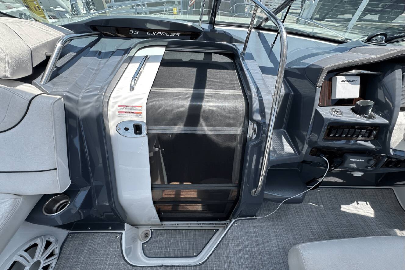 A photo of this 2017 Cruisers Yachts 35 EXPRESS