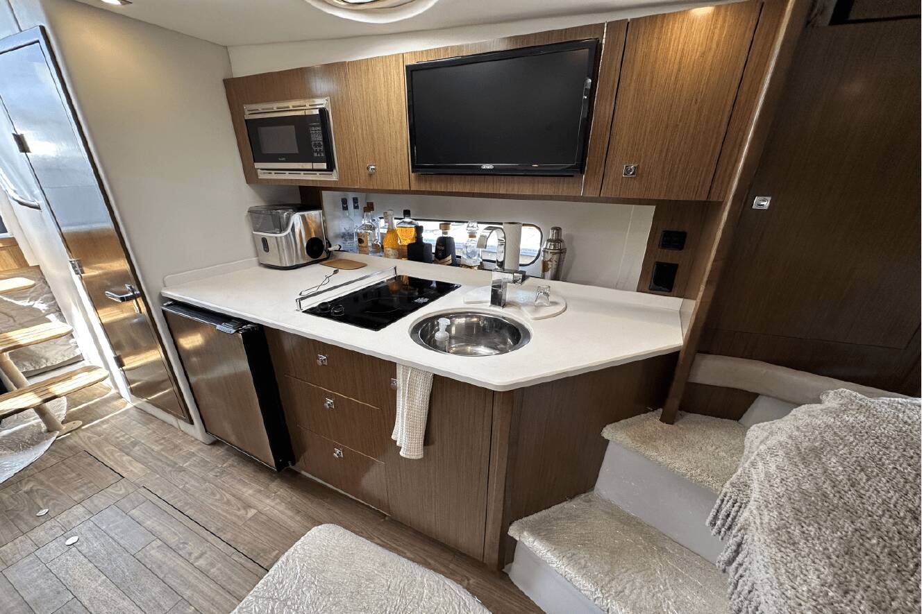A photo of this 2017 Cruisers Yachts 35 EXPRESS