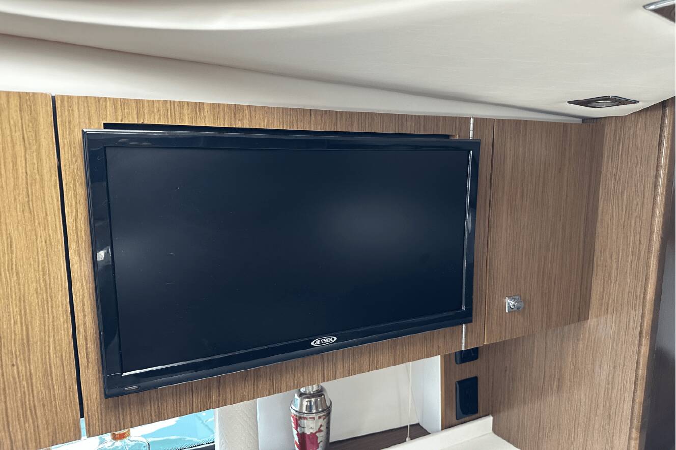 A photo of this 2017 Cruisers Yachts 35 EXPRESS