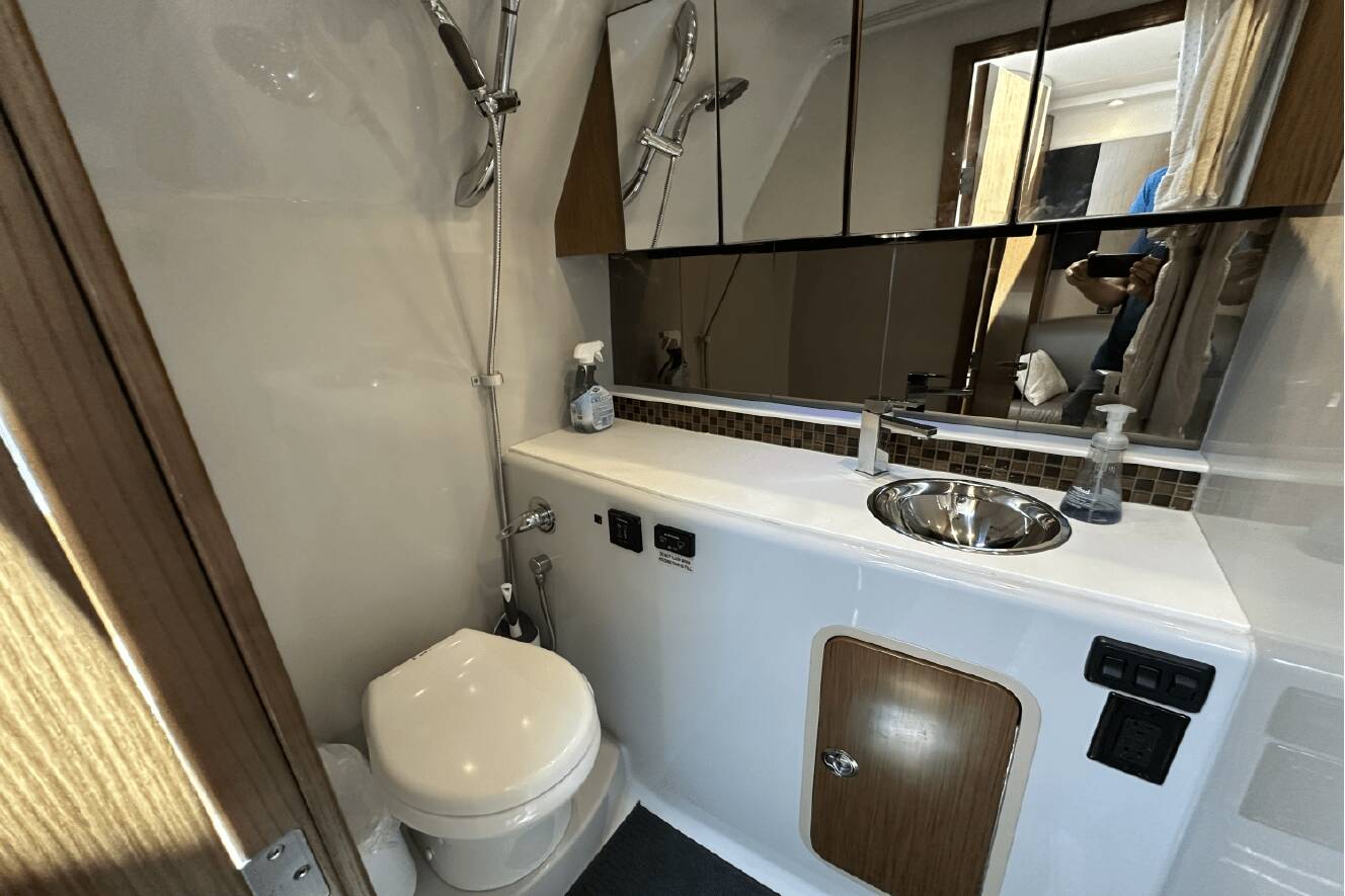 A photo of this 2017 Cruisers Yachts 35 EXPRESS