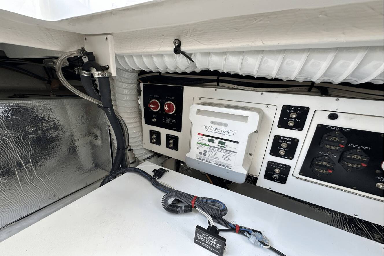 A photo of this 2017 Cruisers Yachts 35 EXPRESS