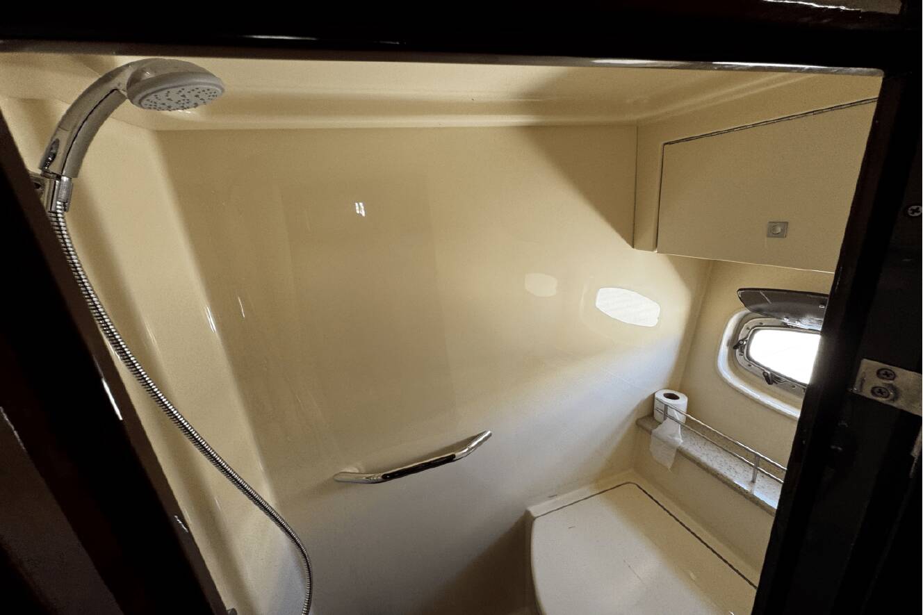 A photo of this 2010 Sea Ray 470 SUNDANCER
