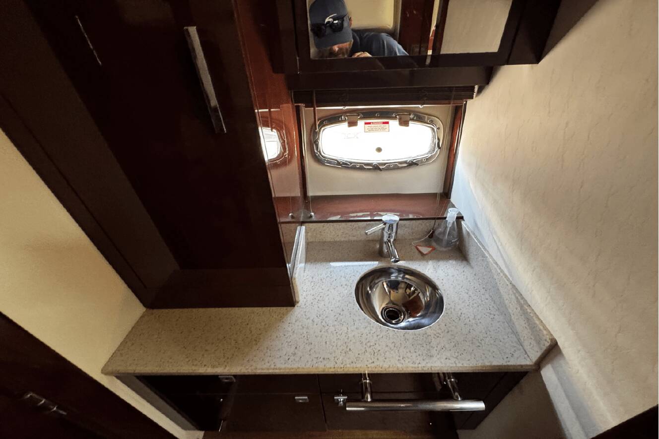A photo of this 2010 Sea Ray 470 SUNDANCER