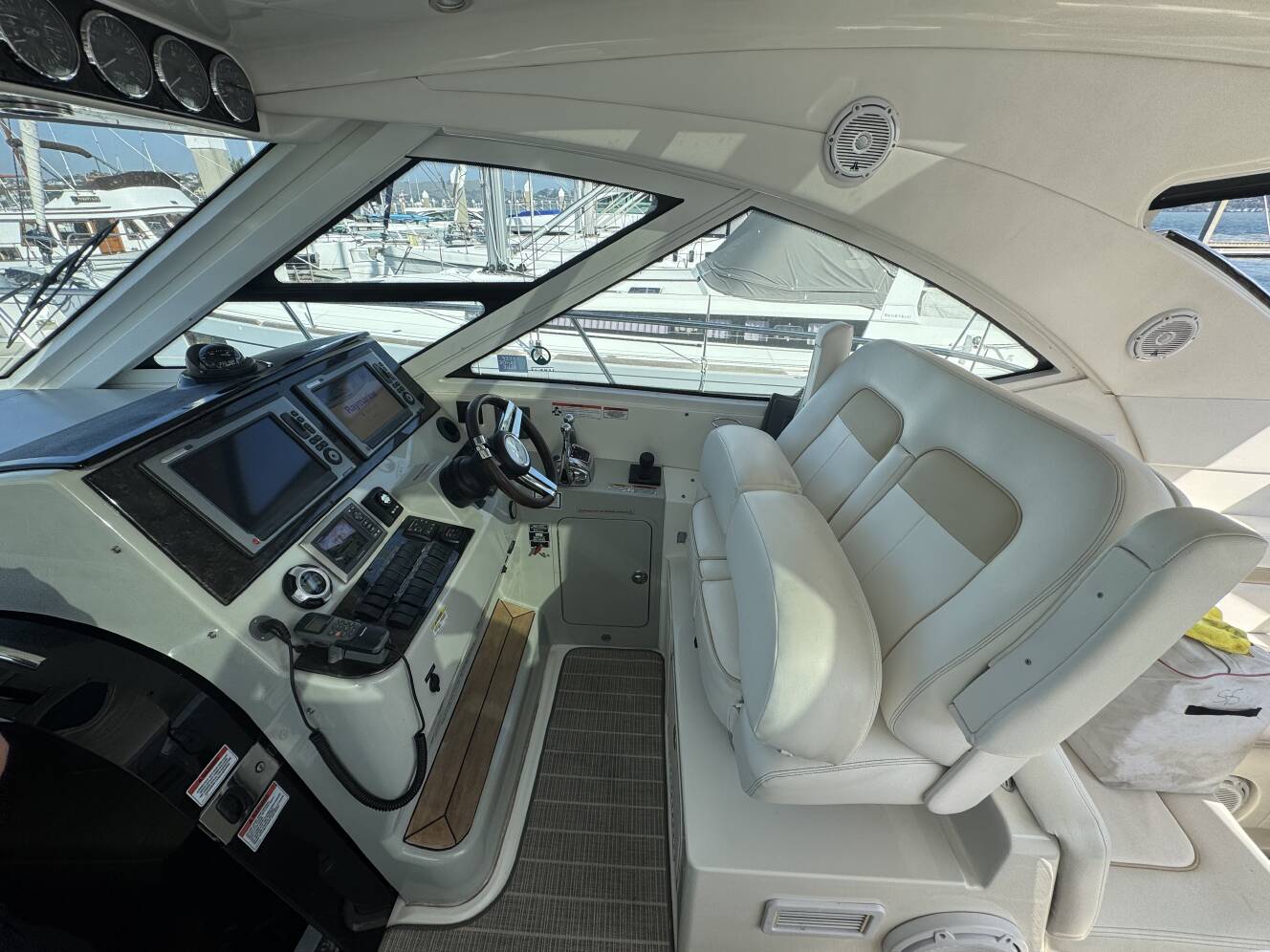 A photo of this 2010 Sea Ray 470 SUNDANCER