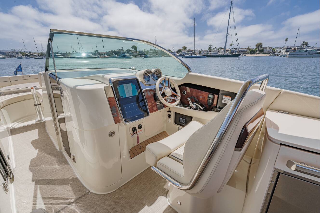 A photo of this 2024 Chris-Craft LAUNCH 35 GT