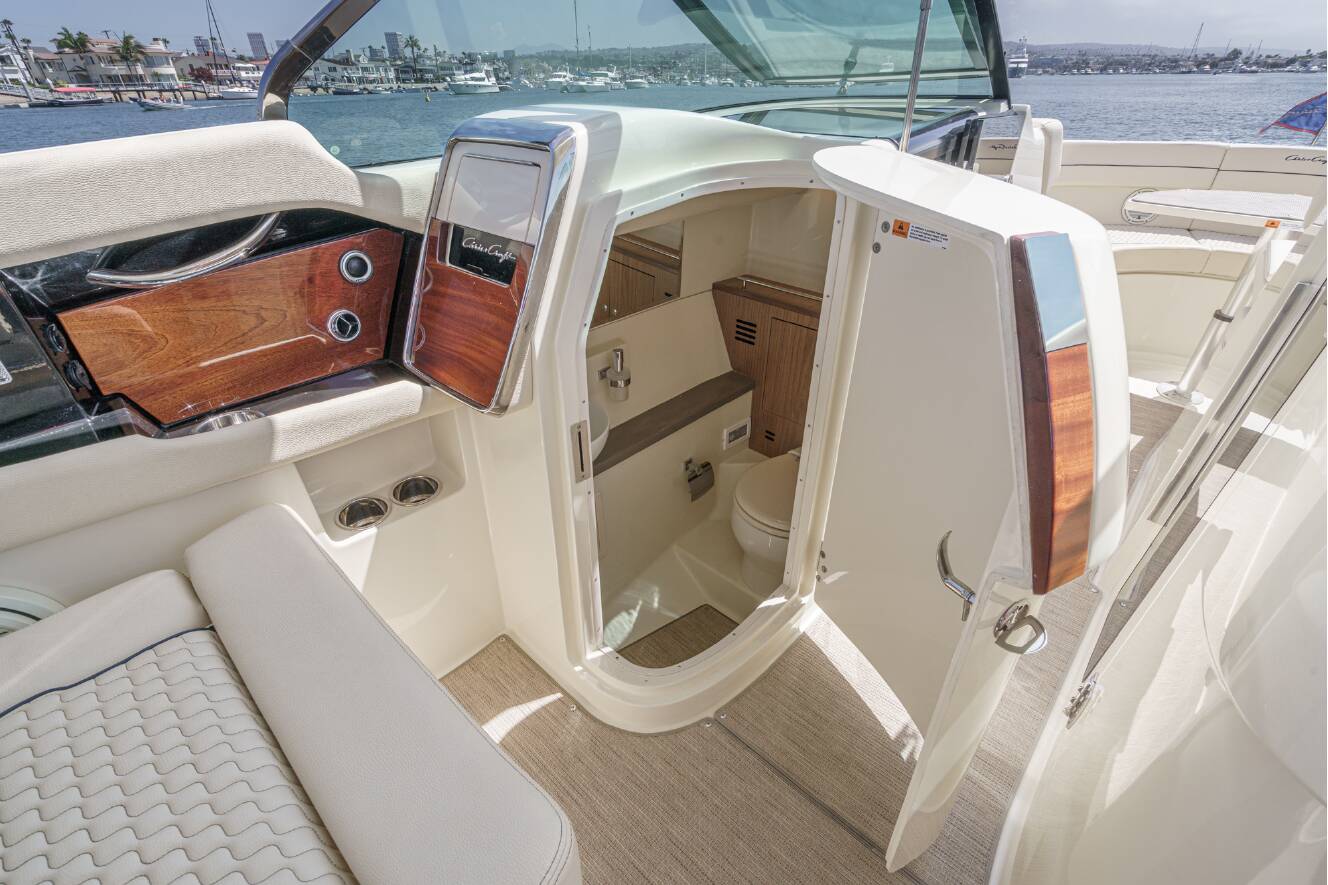 A photo of this 2024 Chris-Craft LAUNCH 35 GT