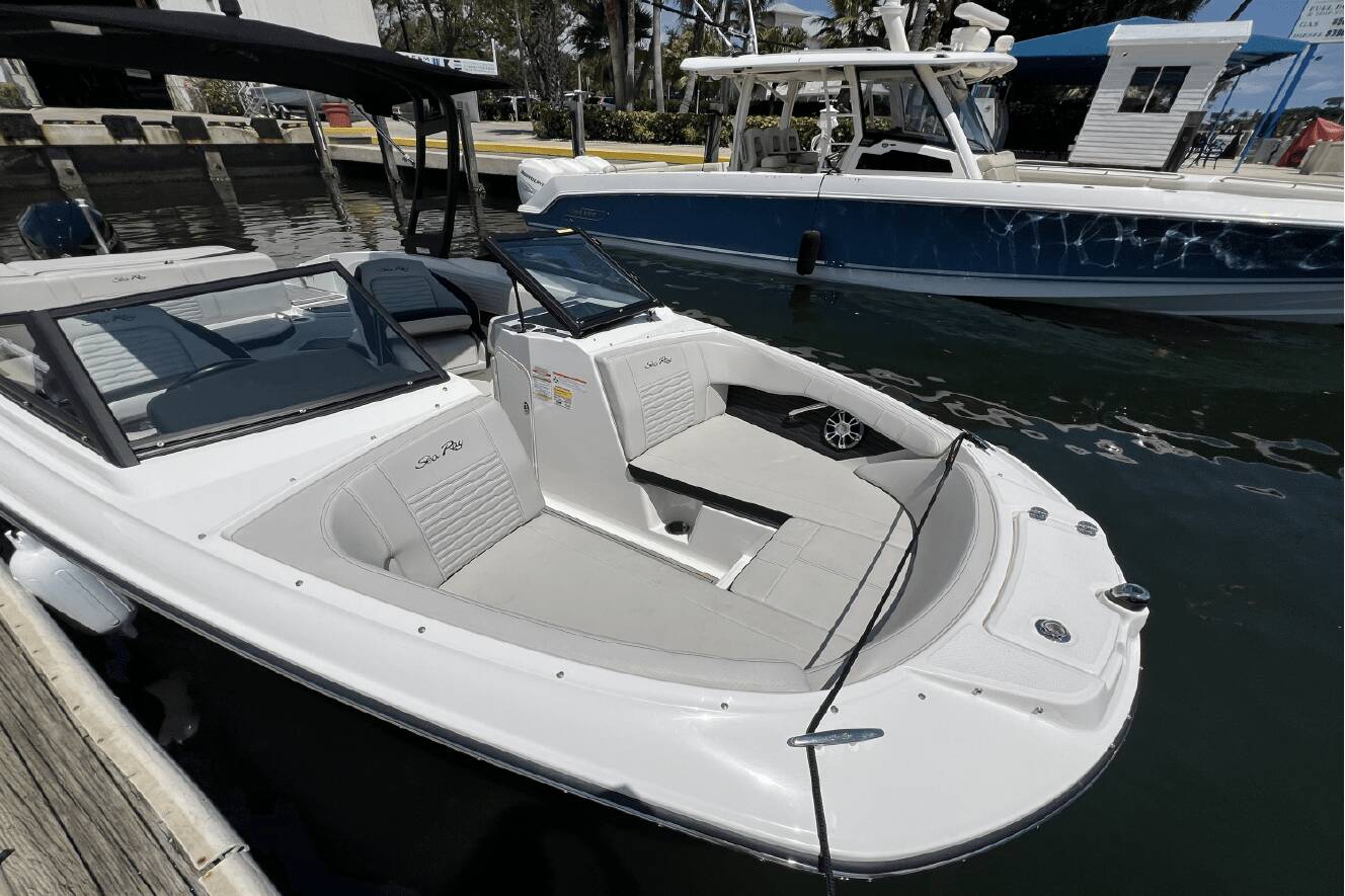A photo of this 2023 Sea Ray SPX 210 Outboard