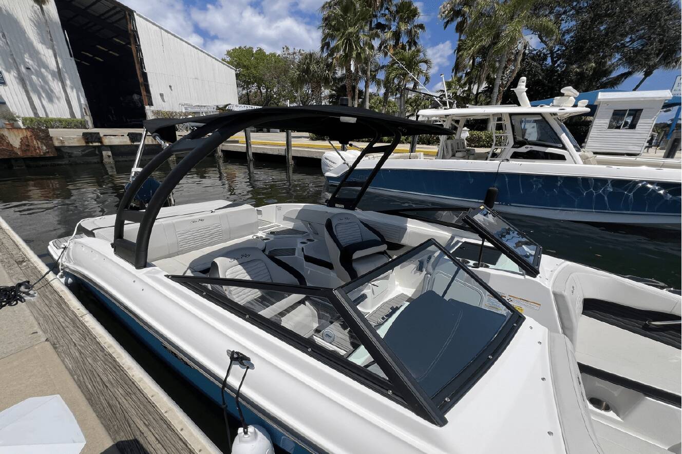 A photo of this 2023 Sea Ray SPX 210 Outboard