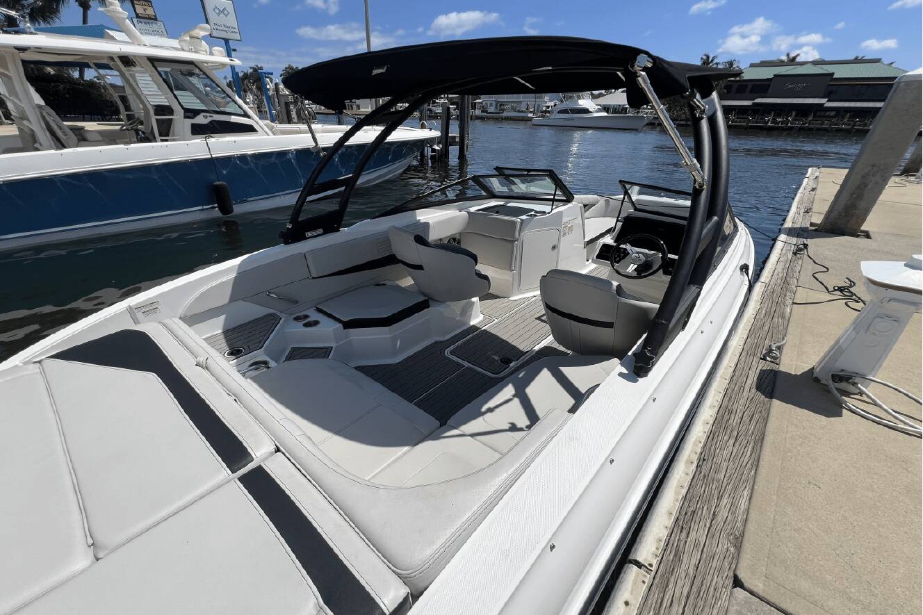 A photo of this 2023 Sea Ray SPX 210 Outboard