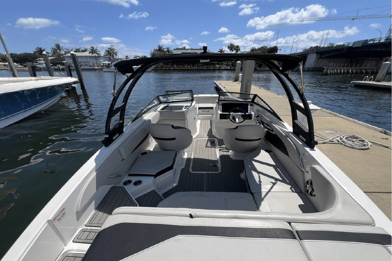 A photo of this 2023 Sea Ray SPX 210 Outboard